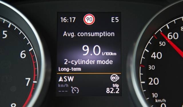 <strong>Volkswagen Golf 1.4 TSI｜フォルクスワーゲン ゴルフ 1.4 TSI</strong><br />気筒休止中のメーター内ディスプレイの表示。現在2気筒で走行している事を示している