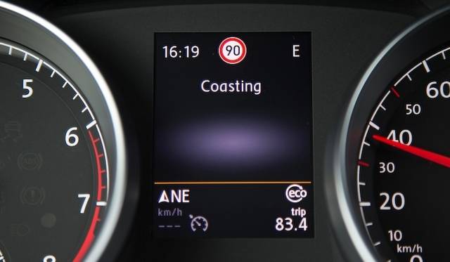 <strong>Volkswagen Golf 1.4 TSI｜フォルクスワーゲン ゴルフ 1.4 TSI</strong><br />コースティングモード中のメーター表示。DSG搭載車は「ECO MODE」選択中、アクセルをOFFにするとクラッチがきれ、惰性で車体を走らせる 