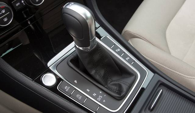 <strong>Volkswagen Golf 1.4 TSI｜フォルクスワーゲン ゴルフ 1.4 TSI</strong><br />トランスミッションは写真の「7段DSG」以外に「6段マニュアル」も用意される