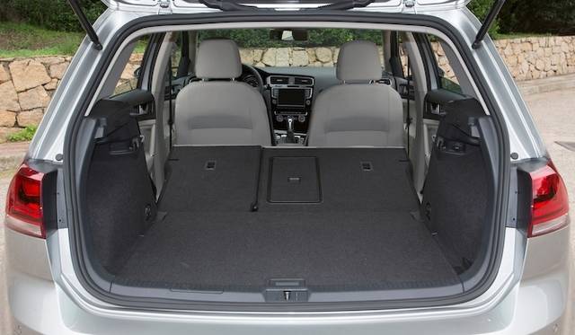<strong>Volkswagen Golf 1.4 TSI｜フォルクスワーゲン ゴルフ 1.4 TSI</strong><br />荷室スペースは通常時は380リットルを確保。後部座席を倒し、トノカバーをはずすと1,270リットルまで拡大可能 