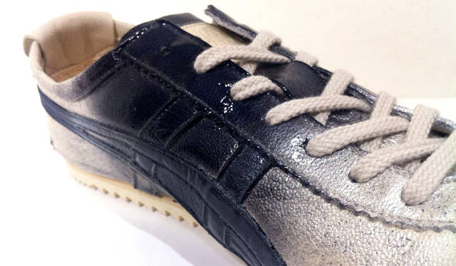 <strong>ISETAN｜伊勢丹</strong>　洗いのユーズド感に、エナメルの光沢が輝く、大人のカジュアルシューズ