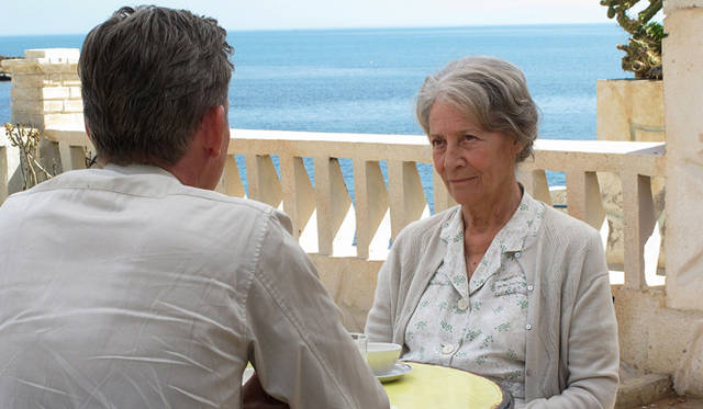 <strong>『最初の人間』</strong> 　母はいつもと変わらぬ生活をつづけており、息子の帰郷を喜ぶ。地中海の青さもあの頃のまま。いつしか心は、かつての少年の日にかえっていく 　© Claudio Iannone