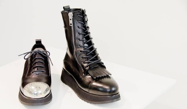 <strong>CoSTUME NATIONAL│コスチューム ナショナル</strong>　（左）オックスフォード・シューズ 5万9850円　（右）ショート・ブーツ 9万300円