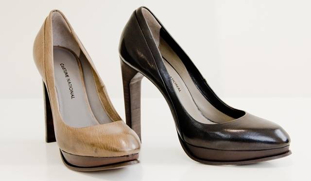 <strong>CoSTUME NATIONAL│コスチューム ナショナル</strong>　（左）パンプス ベージュ 5万6700円（右）パンプス 黒 5万6700円