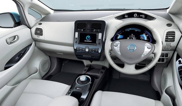 <strong>Nissan Leaf｜日産 リーフ</strong>　<br />写真のリーフのグレードはG。ボディカラーはアクアブルー、内装色はエアリーグレー