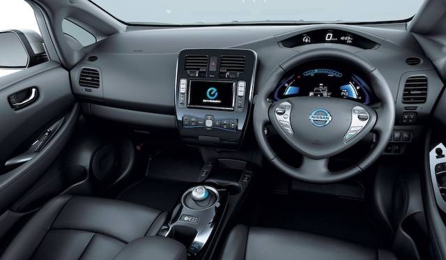 <strong>Nissan Leaf｜日産 リーフ</strong>　<br />写真のリーフのグレードはX。ボディカラーはブリリアンホワイトパール、内装色はブラック、本革シート＋ヒーター付ドアミラー設定車