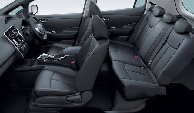 <strong>Nissan Leaf｜日産 リーフ</strong>　<br />写真のリーフのグレードはX。ボディカラーはブリリアンホワイトパール、内装色はブラック、本革シート＋ヒーター付ドアミラー設定車