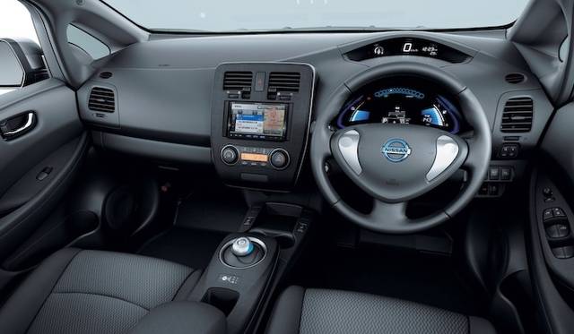 <strong>Nissan Leaf｜日産 リーフ</strong><br />写真のリーフのグレードは S。ボディカラーはダークメタルグレー、内装色はブラック。EV専用N’FITナビゲーションはディーラーオプション