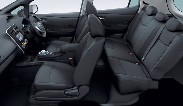 <strong>Nissan Leaf｜日産 リーフ</strong><br />写真のリーフのグレードは S。ボディカラーはダークメタルグレー、内装色はブラック。EV専用N’FITナビゲーションはディーラーオプション