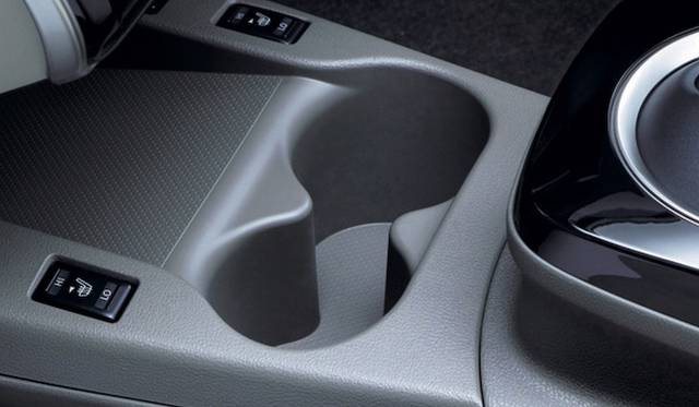 <strong>Nissan Leaf｜日産 リーフ</strong><br />シートヒーターの操作スイッチ