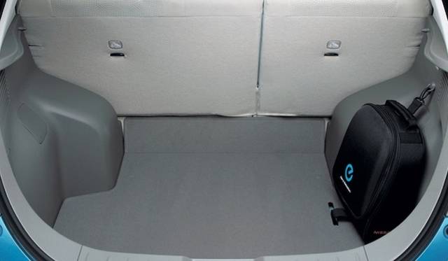 <strong>Nissan Leaf｜日産 リーフ</strong><br />充電用ユニットがフロントに移動したため、ラゲッジルームの形状が変わった