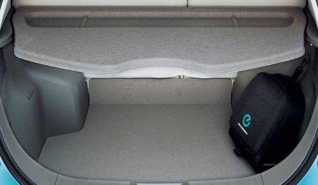 <strong>Nissan Leaf｜日産 リーフ</strong><br />充電用ユニットがフロントに移動したため、ラゲッジルームの形状が変わった