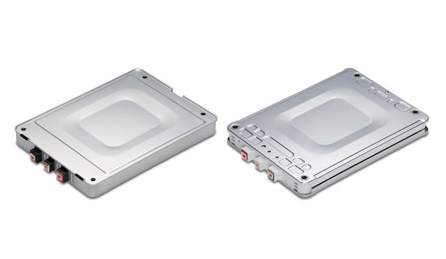 <strong>Nissan Leaf｜日産 リーフ</strong><br />バッテリーユニット　左が旧リーフで右が新リーフのもの　バッテリーのスペック自体は同等なもののより合理的な形状に