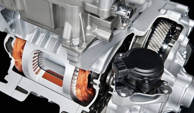 <strong>Nissan Leaf｜日産 リーフ</strong><br />パワーユニット下層に位置するモーターとトランスミッション部（カットモデル）