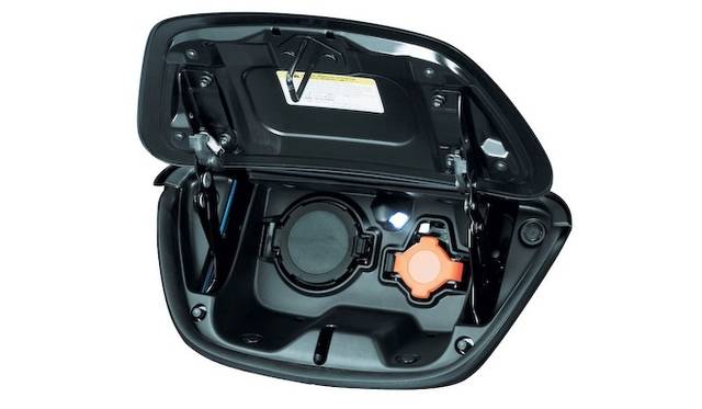 <strong>Nissan Leaf｜日産 リーフ</strong><br />充電用コネクタ部分にLEDライトが標準装備に