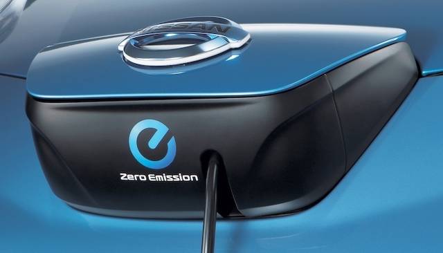 <strong>Nissan Leaf｜日産 リーフ</strong><br />コネクターカバー