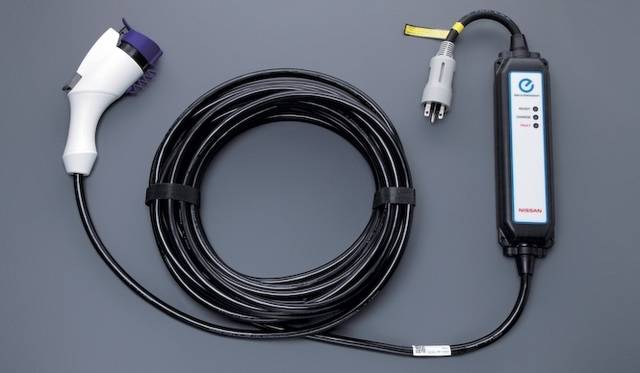 <strong>Nissan Leaf｜日産 リーフ</strong><br />充電ケーブルはケーブル途中のユニットがよりコンパクトに