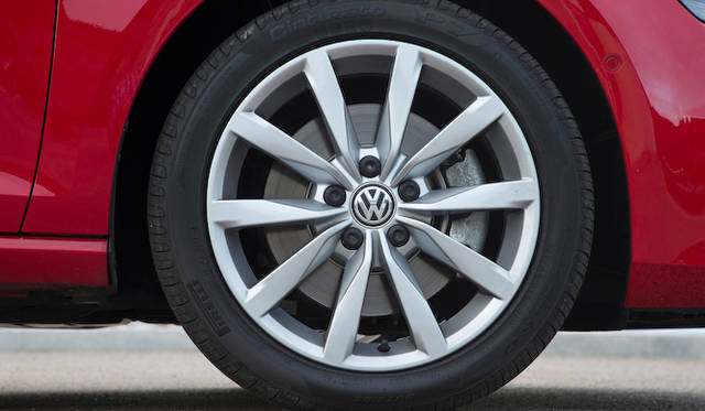 <strong>Volkswagen Golf 1.4TSI｜フォルクスワーゲン ゴルフ 1.4TSI</strong><br />試乗車の履くタイヤは245/45R17
