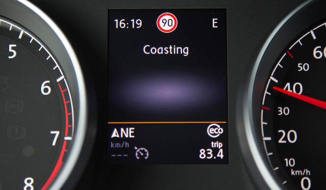 <strong>Volkswagen Golf 1.4TSI｜フォルクスワーゲン ゴルフ 1.4TSI</strong><br />DSG仕様車でエコモード選択時は、アクセルオフでクラッチが切れ、惰性走行のコースティングモードに入る