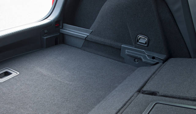 <strong>Volkswagen Golf 1.4TSI｜フォルクスワーゲン ゴルフ 1.4TSI</strong><br />ラゲッジルームの床板は高さを調整できる