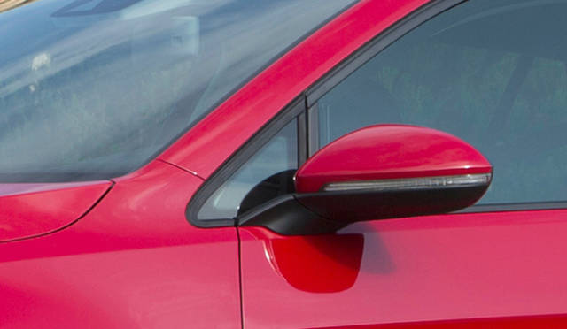 <strong>Volkswagen Golf 1.4TSI｜フォルクスワーゲン ゴルフ 1.4TSI</strong><br />ドアミラーの取り付け方は変更され、サイドウインドウには小さな三角窓が付いた