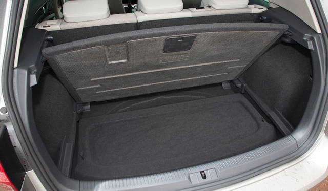 <strong>Volkswagen Golf 1.4TSI｜フォルクスワーゲン ゴルフ 1.4TSI</strong><br />トノカバーはラゲッジルームの床面下に収納できる