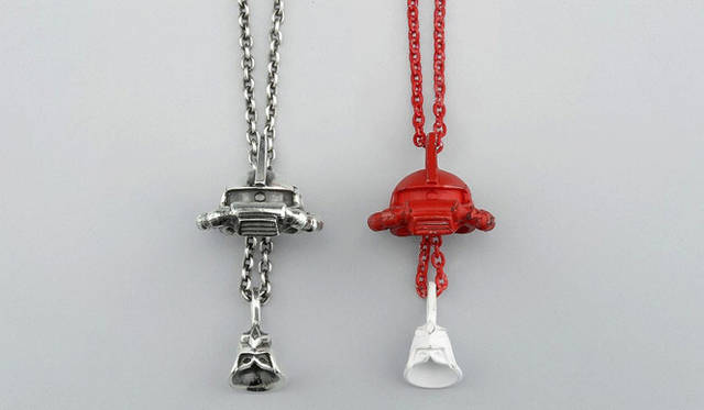 <strong>STRICT-G｜ストリクト ジー</strong>　STRICT-G×JAM HOME MADEコラボレーション　シャアザク フェイスネックレス（シルバー1万5750円、レッド1万7850円） ©SOTSU・SUNRISE