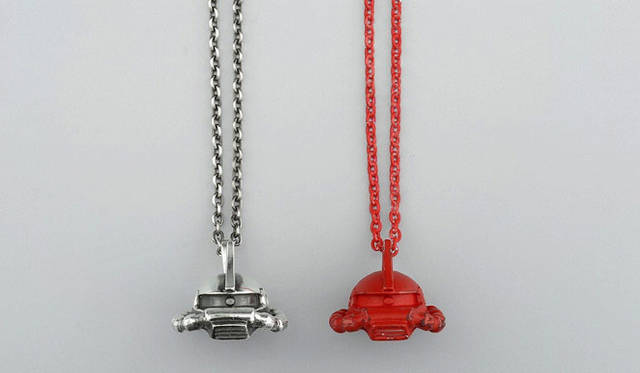 <strong>STRICT-G｜ストリクト ジー</strong>　STRICT-G×JAM HOME MADEコラボレーション　シャアザク フェイスネックレス（シルバー1万5750円、レッド1万7850円） ©SOTSU・SUNRISE