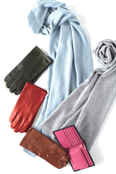 　ストール各3万6750円（ザニエリ／阪急メンズ東京）、手袋各1万7850円（セルモネータ グローブス／阪急メンズ東京）、二つ折りサイフ（コインケース付）2万9400円、三つ折りサイフ（ミニ）2万9400円、三つ折りサイフ3万1500円（すべてホワイトハウスコックス／阪急メンズ東京）