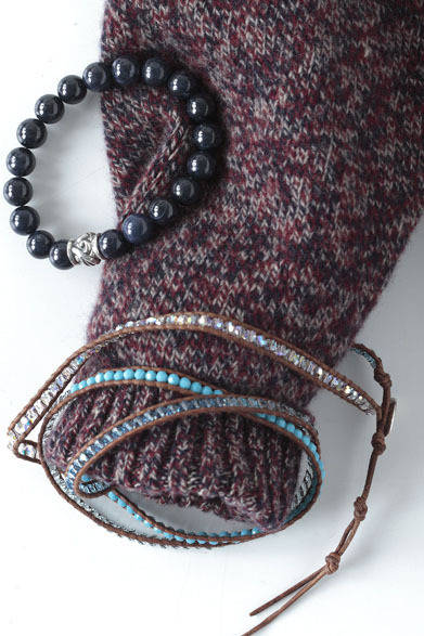 　上左／ストーンブレスレット5万5650円（ロンワンズ／阪急メンズ東京）、下右／5ラップレザーブレスレット2万6250円（チャンルー／阪急メンズ東京）