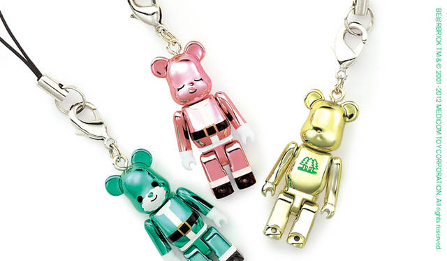 <strong>MERRY GREEN CHRISTMAS 2012｜メリーグリーンクリスマス 2012</strong>｜ベアサンタ BE@RBRICKストラップ（スマートフォン対応 イヤホンジャックピン付き）　左から／ターコイズグリーン、ローズピンク、シャンパンゴールド 各1個400円（チャリティ金100円含む） 各全高約3.5mm