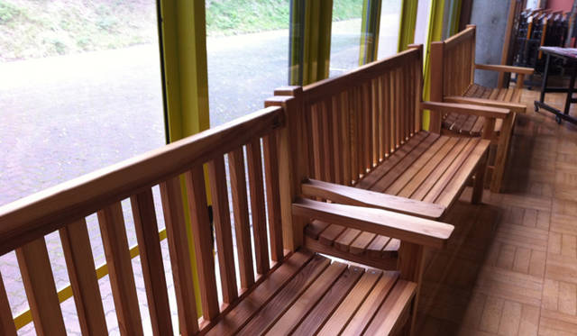 <strong>MERRY GREEN CHRISTMAS 2012｜メリーグリーンクリスマス 2012</strong>｜2011年のチャリティ金は、合計14,648,800円でした。昨年のチャリティ金は、グリーンサンタ基金を通じて東日本の学校や保育園などの、子どもたちの施設への机や椅子などの寄贈に役立てられています