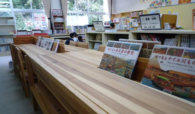 <strong>MERRY GREEN CHRISTMAS 2012｜メリーグリーンクリスマス 2012</strong>｜寄贈された机や椅子が並ぶ、学校の施設内