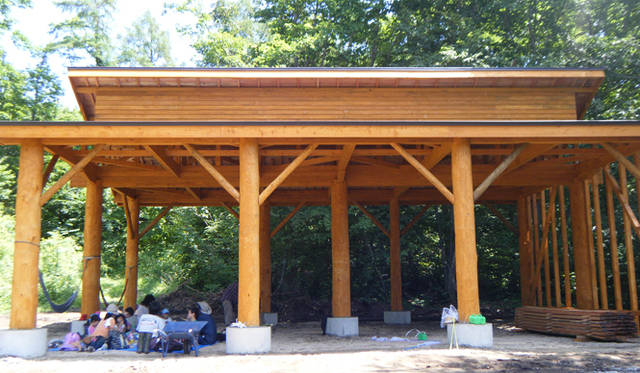 <strong>MERRY GREEN CHRISTMAS 2012｜メリーグリーンクリスマス 2012</strong>｜2011年のチャリティ金は、合計14,648,800円でした。昨年のチャリティ金は、グリーンサンタ基金を通じて東日本の学校や保育園などの、子どもたちの施設への机や椅子などの寄贈に役立てられています