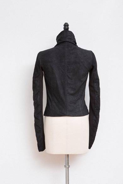 <strong>RICK OWENS│リック・オウエンス</strong><br />素材│表地：羊革　裏地：コットン、レーヨン、リブ部分はウール100%<br />サイズ│38、40、42<br />価格│26万2500円<br />