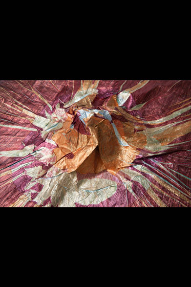 <strong>『新井淳一の布 伝統と創生』</strong>　《万華鏡》（部分）ポリエステル、アルミニウム（スリットヤーン） 1992年