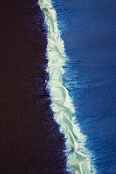 <strong>『新井淳一の布 伝統と創生』</strong>　《青》 ウール、ナイロン、アルミニウム（スリットヤーン） 1995年