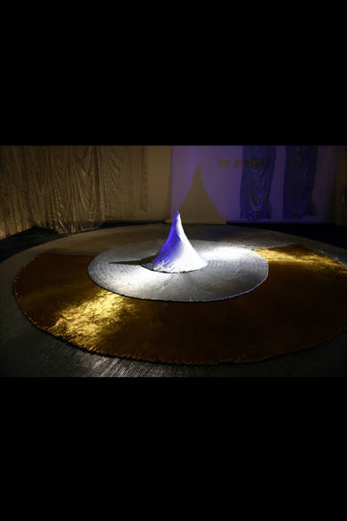 <strong>『新井淳一の布 伝統と創生』</strong>　「新井淳一　進化する布」展での展示風景　群馬県立近代美術館  2005年