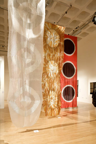 <strong>『新井淳一の布 伝統と創生』</strong>　「メタリック・サウンド」 ボニントンギャラリーでの展示風景 　ノッティンガム、イギリス  2010年 