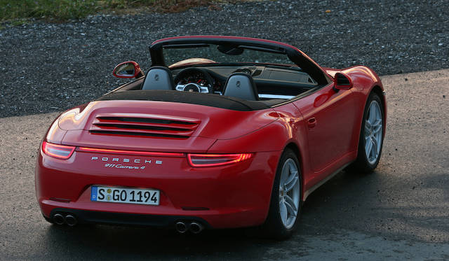 <strong>Porsche 911 Carrera 4 Cabriolet｜ポルシェ 911 カレラ4 カブリオレ</strong><br />テールランプをつなぐ赤い一本線が発光するようになった