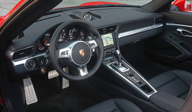 <strong>Porsche 911 Carrera 4 Cabriolet｜ポルシェ 911 カレラ4 カブリオレ</strong><br />スピードメーターやタコメーターが設置される、911伝統の5連メーターには、今回のカレラ4から、前後のトルク配分を表示する機能が追加されている