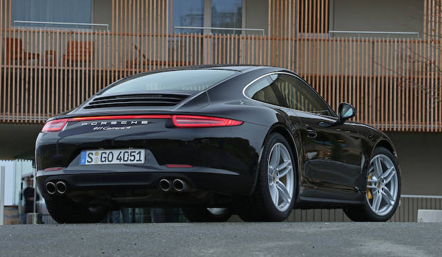 <strong>Porsche 911 Carrera 4｜ポルシェ 911 カレラ4 </strong><br />テールランプをつなぐ赤い一本線が発光するようになった