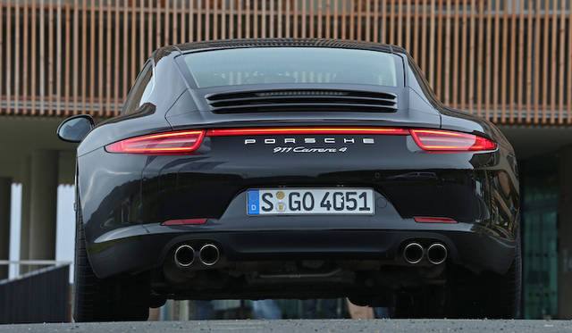 <strong>Porsche 911 Carrera 4｜ポルシェ 911 カレラ4 </strong><br />テールランプをつなぐ赤い一本線が発光するようになった