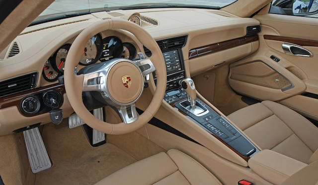 <strong>Porsche 911 Carrera 4｜ポルシェ 911 カレラ4 </strong><br />スピードメーターやタコメーターが設置される、911伝統の5連メーターには、今回のカレラ4から、前後のトルク配分を表示する機能が追加されている