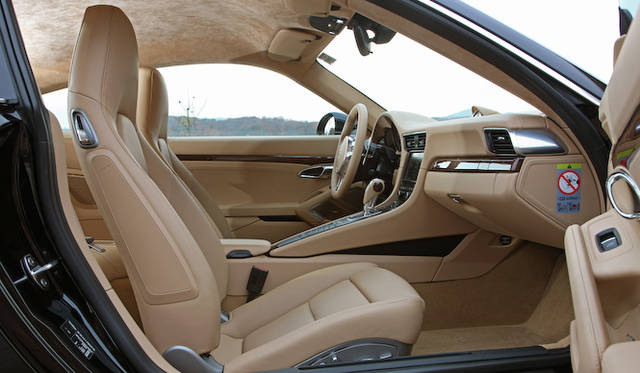 <strong>Porsche 911 Carrera 4｜ポルシェ 911 カレラ4 </strong>