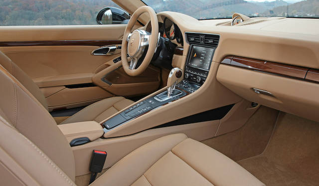 <strong>Porsche 911 Carrera 4｜ポルシェ 911 カレラ4 </strong>