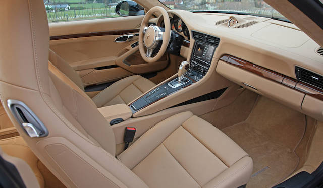 <strong>Porsche 911 Carrera 4｜ポルシェ 911 カレラ4 </strong>