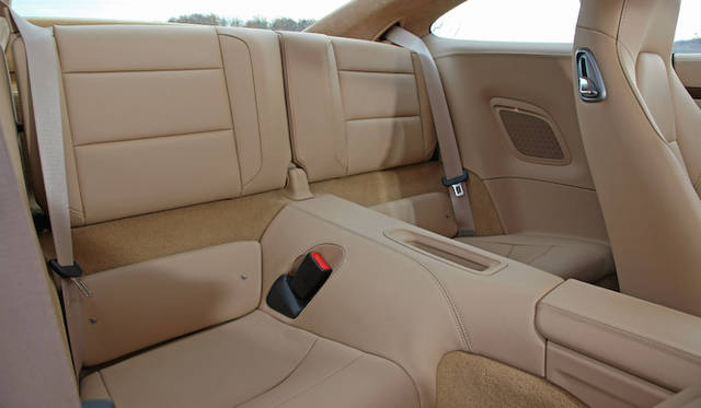 <strong>Porsche 911 Carrera 4｜ポルシェ 911 カレラ4 </strong><br />大人が乗るには狭い空間とはいえ、リヤシートを備えるのは、911の高い実用性の証左 ここをラゲッジスペースと考えた場合、カレラ4は全幅が拡がったこともあって260リットルの容量がある