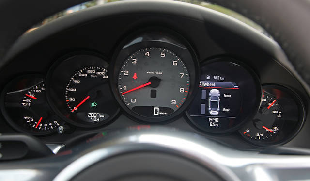 <strong>Porsche 911 Carrera 4S Cabriolet｜ポルシェ 911 カレラ4S カブリオレ</strong><br />スピードメーターやタコメーターが設置される、911伝統の5連メーターには、今回のカレラ4から、前後のトルク配分を表示する機能が追加されている