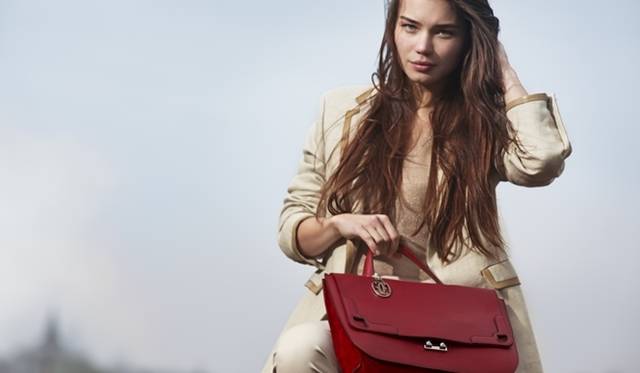 <strong>Cartier│カルティエ</strong>　マルチェロ ドゥ カルティエ サッチェル バッグ Alexis Armanet © Cartier 2012